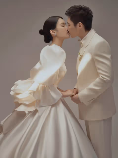 趙本山女兒情人節領證,曬婚紗照官宣結婚,證件信息力證她國籍未改