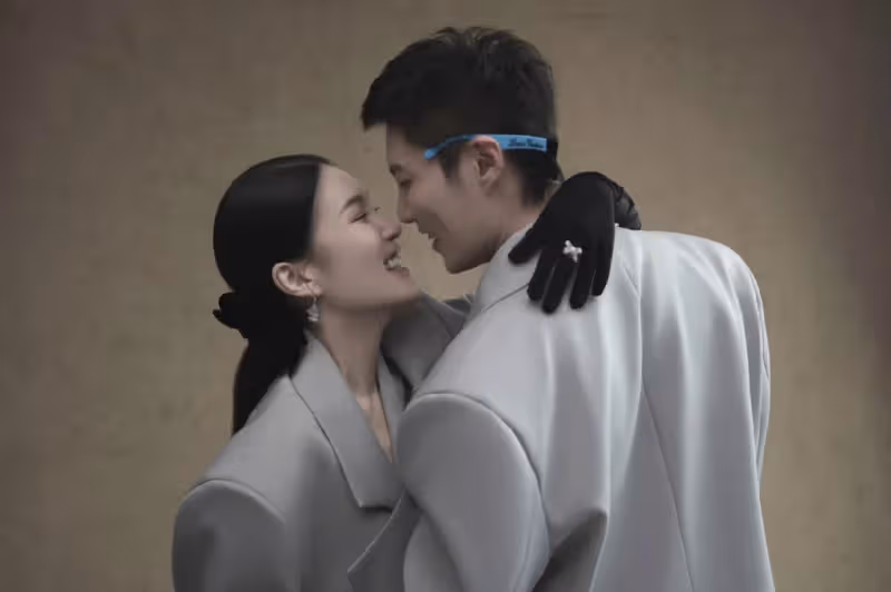 趙本山女兒情人節領證,曬婚紗照官宣結婚,證件信息力證她國籍未改