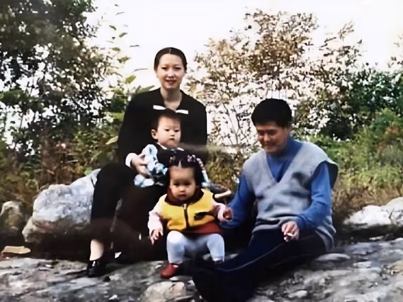 趙本山女兒情人節領證,曬婚紗照官宣結婚,證件信息力證她國籍未改