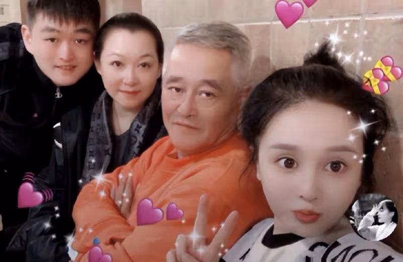 趙本山女兒情人節領證,曬婚紗照官宣結婚,證件信息力證她國籍未改