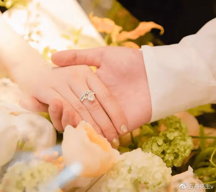 趙本山女兒情人節領證,曬婚紗照官宣結婚,證件信息力證她國籍未改