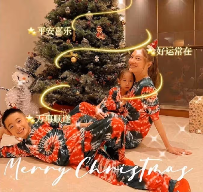 應采兒慶結婚13年,與陳小春結束浪漫之旅,飛回家陪兒子過情人節