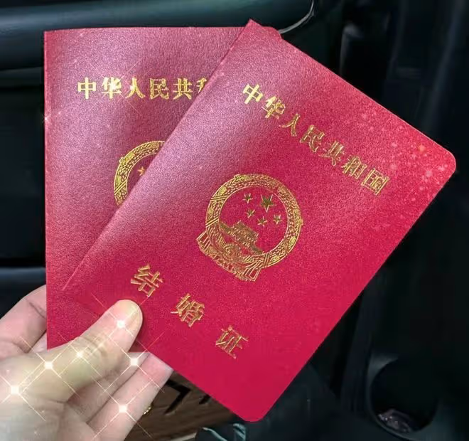 趙本山女兒情人節官宣結婚,曬婚紗照高調示愛老公,甜蜜爆棚
