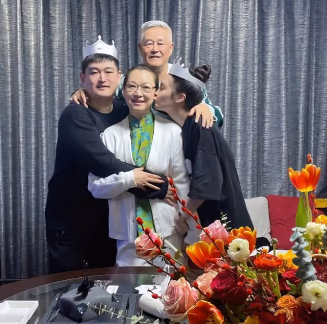 趙本山女兒情人節官宣結婚,曬婚紗照高調示愛老公,甜蜜爆棚