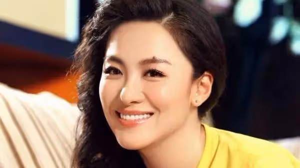 沈傲君：拿200萬向聶遠求婚被拒，相親嫁外交官，被丈夫寵成寶