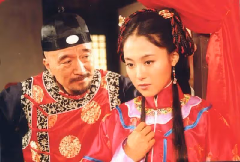 沈傲君：拿200萬向聶遠求婚被拒，相親嫁外交官，被丈夫寵成寶