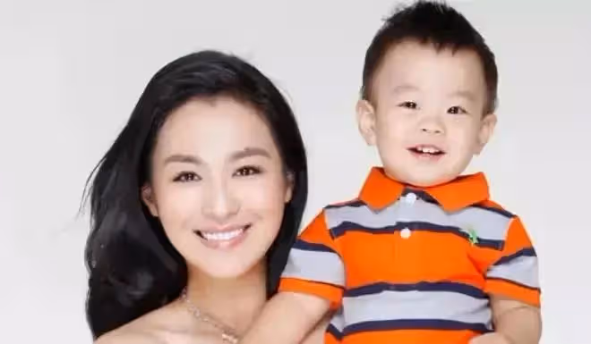 沈傲君：拿200萬向聶遠求婚被拒，相親嫁外交官，被丈夫寵成寶