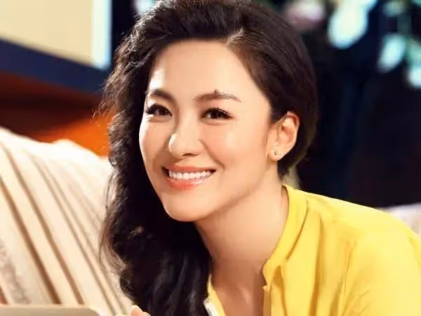沈傲君：拿200萬向聶遠求婚被拒，相親嫁外交官，被丈夫寵成寶