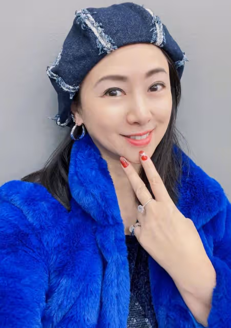 翁虹一家美國過情人節！15歲女兒高顏值賽明星，已入讀當地學校