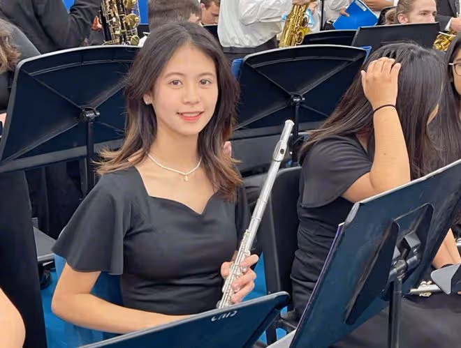 翁虹一家美國過情人節！15歲女兒高顏值賽明星，已入讀當地學校