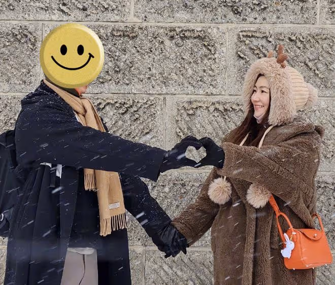 41歲Selina情人節秀恩愛,首曬與34歲男友合影,雪中比心好般配