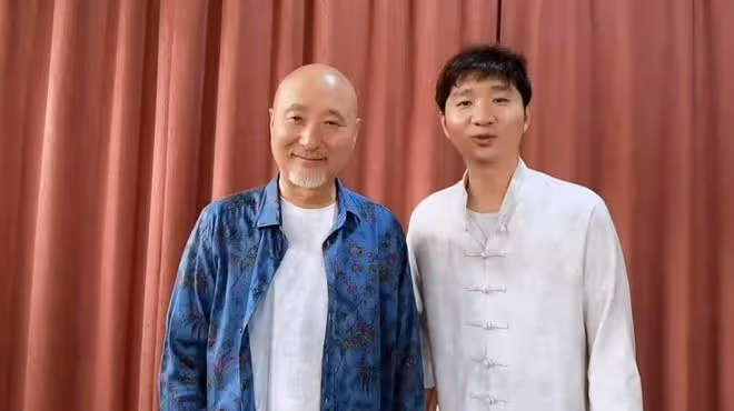 戲骨陳佩斯情人節秀恩愛,老婆戴大戒指皮膚細膩,親密牽手笑開花
