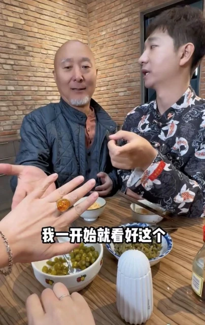 戲骨陳佩斯情人節秀恩愛,老婆戴大戒指皮膚細膩,親密牽手笑開花