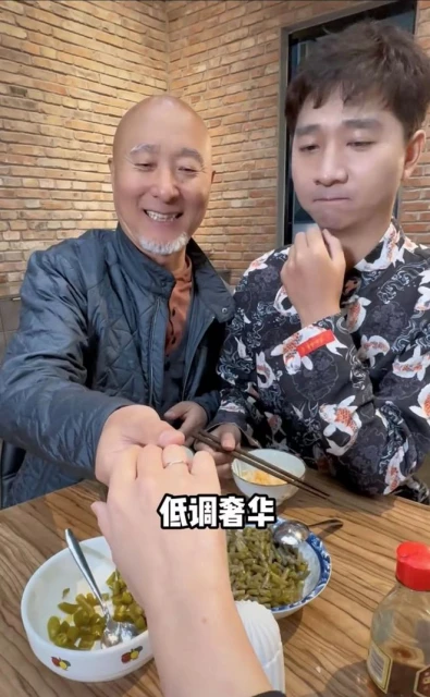 戲骨陳佩斯情人節秀恩愛,老婆戴大戒指皮膚細膩,親密牽手笑開花