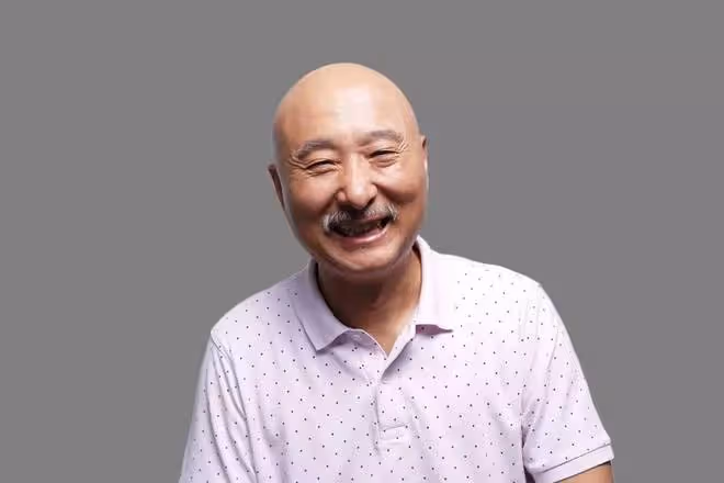 戲骨陳佩斯情人節秀恩愛,老婆戴大戒指皮膚細膩,親密牽手笑開花