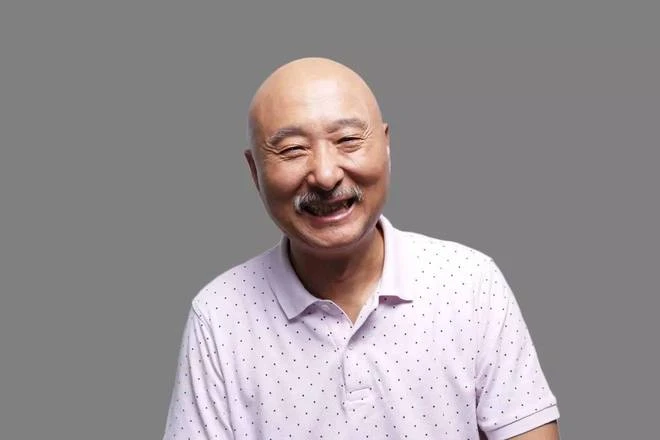 戲骨陳佩斯情人節秀恩愛,老婆戴大戒指皮膚細膩,親密牽手笑開花