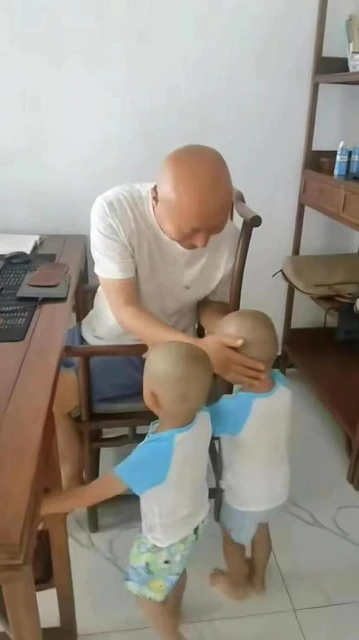 戲骨陳佩斯情人節秀恩愛,老婆戴大戒指皮膚細膩,親密牽手笑開花