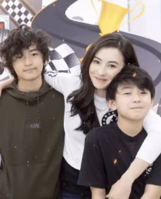 張柏芝謝霆鋒離婚11年同過情人節?疑帶娃滑雪,15歲長子少年老成