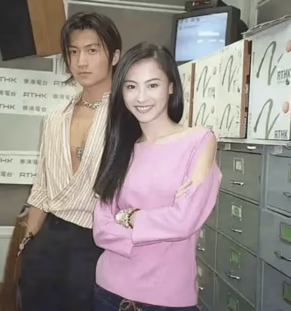張柏芝謝霆鋒離婚11年同過情人節?疑帶娃滑雪,15歲長子少年老成