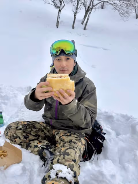 張柏芝謝霆鋒離婚11年同過情人節?疑帶娃滑雪,15歲長子少年老成