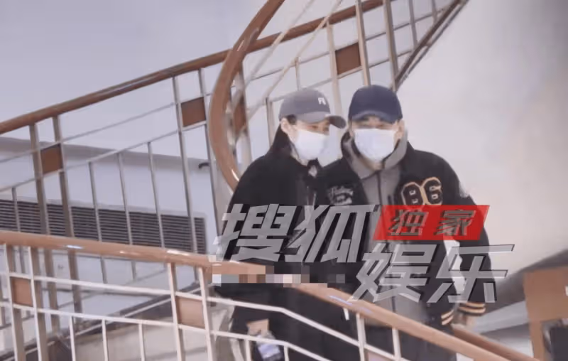 陳建斌帶老婆逛街，蔣勤勤素顏模樣大變，面色蠟黃狀態不如以往