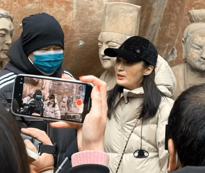 陳建斌帶老婆逛街，蔣勤勤素顏模樣大變，面色蠟黃狀態不如以往