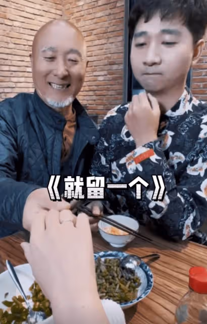 69歲陳佩斯情人節秀恩愛!老婆戴大戒指肌膚白皙,笑容滿面太幸福