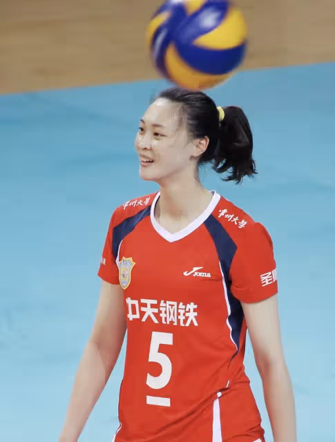 前女排隊長惠若琪情人節秀幸福,曬祖孫三代全家福,媽媽白髮搶鏡