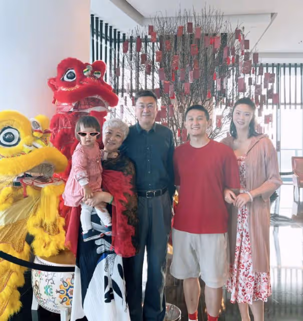 前女排隊長惠若琪情人節秀幸福,曬祖孫三代全家福,媽媽白髮搶鏡