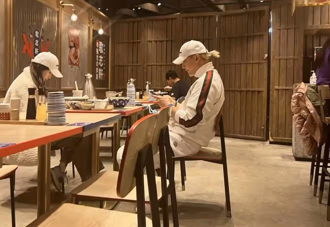 戀情實錘!黃子韜徐藝洋同過情人節,吃人均56元日料店模樣接地氣