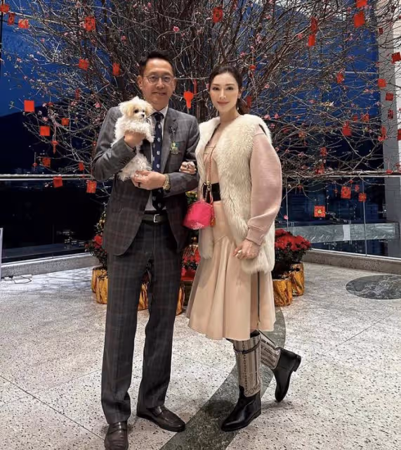 52歲李嘉欣與富商老公秀恩愛,穿萬元衣凍到嘴發紫,素顏臉僵蒼老