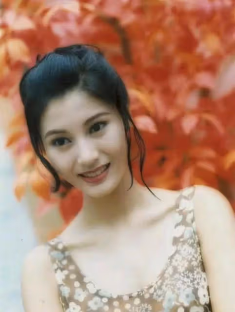 52歲李嘉欣與富商老公秀恩愛,穿萬元衣凍到嘴發紫,素顏臉僵蒼老