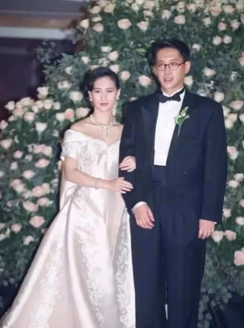 52歲李嘉欣與富商老公秀恩愛,穿萬元衣凍到嘴發紫,素顏臉僵蒼老