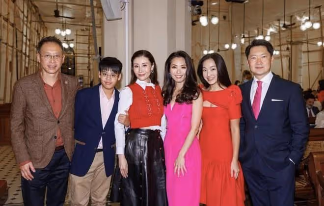52歲李嘉欣與富商老公秀恩愛,穿萬元衣凍到嘴發紫,素顏臉僵蒼老