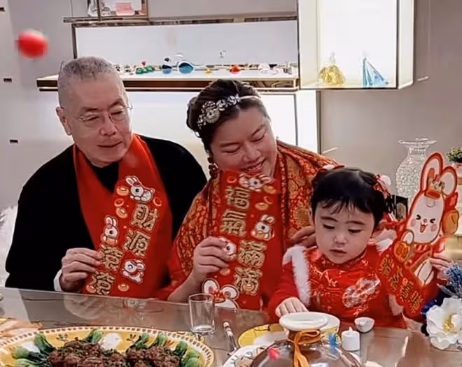 84歲劉詩昆老來得女,罕曬全家福慶情人節,2歲漂亮女兒穿公主裙