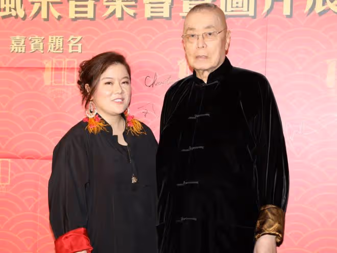 84歲劉詩昆老來得女,罕曬全家福慶情人節,2歲漂亮女兒穿公主裙