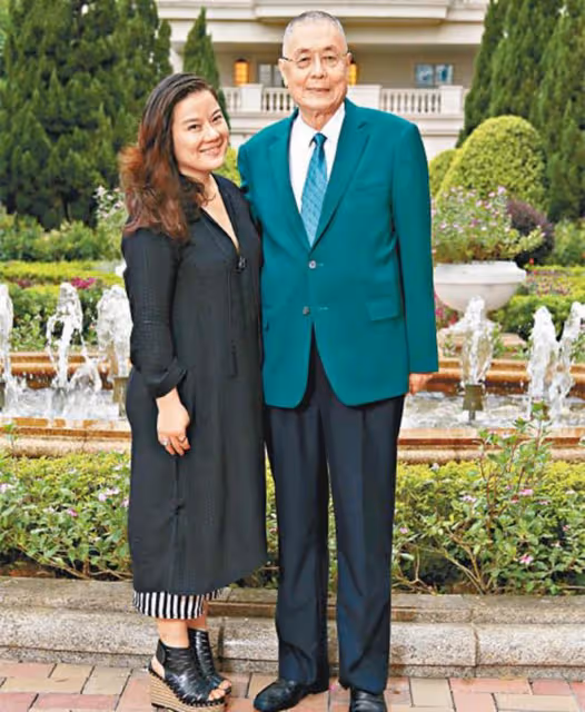84歲劉詩昆老來得女,罕曬全家福慶情人節,2歲漂亮女兒穿公主裙