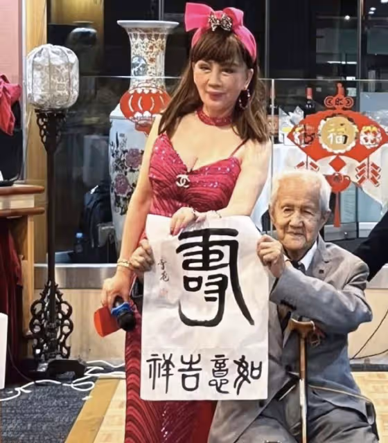 74歲宮雪花為百歲老人祝壽,穿桃色弔帶裙展露好身材,比壽星搶鏡