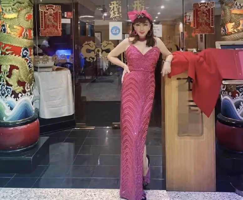 74歲宮雪花為百歲老人祝壽,穿桃色弔帶裙展露好身材,比壽星搶鏡