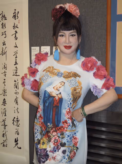 74歲宮雪花為百歲老人祝壽,穿桃色弔帶裙展露好身材,比壽星搶鏡