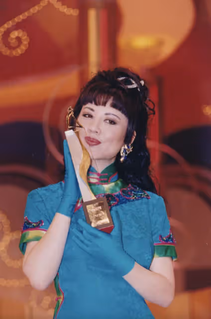 74歲宮雪花為百歲老人祝壽,穿桃色弔帶裙展露好身材,比壽星搶鏡