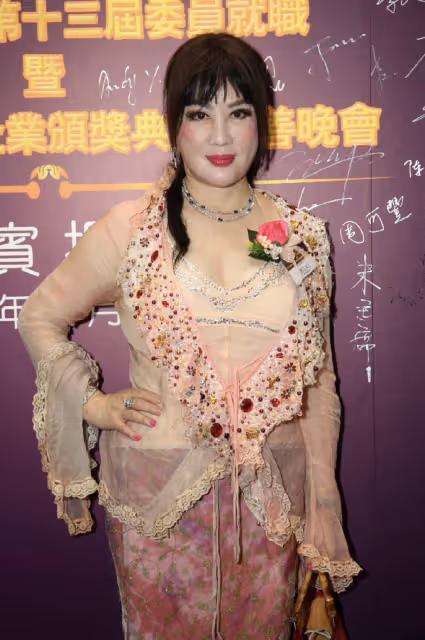 74歲宮雪花為百歲老人祝壽,穿桃色弔帶裙展露好身材,比壽星搶鏡