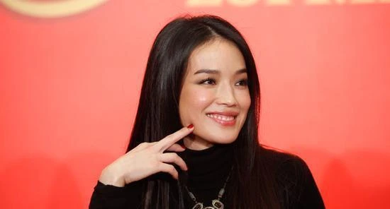 當年舒淇在黎明家過夜被狗仔盯上,她跟成龍說:你幫我把狗仔引開