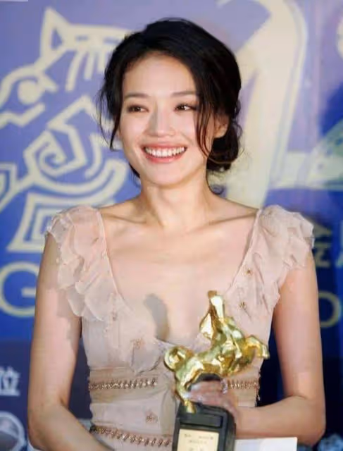 當年舒淇在黎明家過夜被狗仔盯上,她跟成龍說:你幫我把狗仔引開