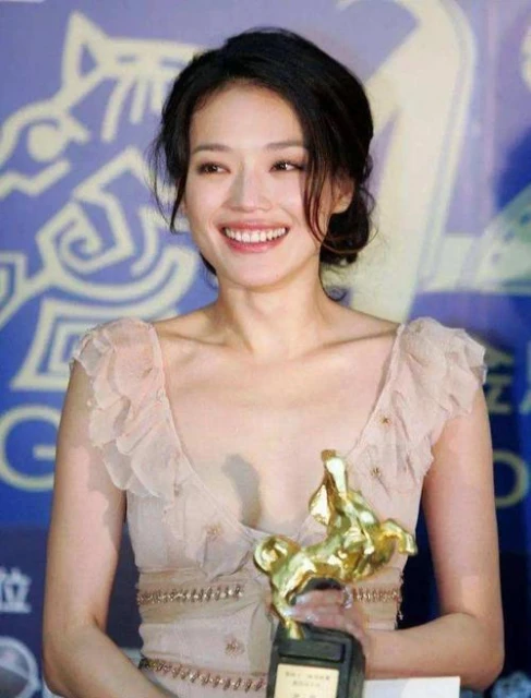 當年舒淇在黎明家過夜被狗仔盯上,她跟成龍說:你幫我把狗仔引開