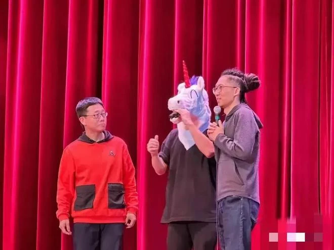 池子:為流量坑朋友太損,毒角被嚇跑,上台只打了個招呼沒敢合影
