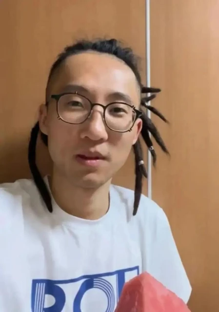 池子:為流量坑朋友太損,毒角被嚇跑,上台只打了個招呼沒敢合影