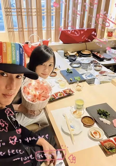 吳尊情人節帶老婆騎單車,親手為妻子做足底按摩,直呼這樣很浪漫