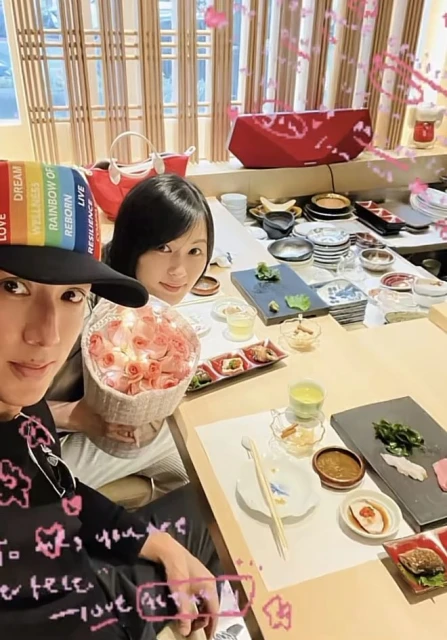 吳尊情人節帶老婆騎單車,親手為妻子做足底按摩,直呼這樣很浪漫
