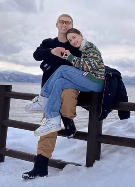 何超蓮情人節久違秀恩愛,坐在男友大腿上比心,竇驍染白髮好時髦